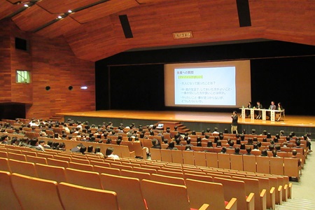 ガイダンスは5時間目の時間を利用して、澤柳記念講堂で行われました