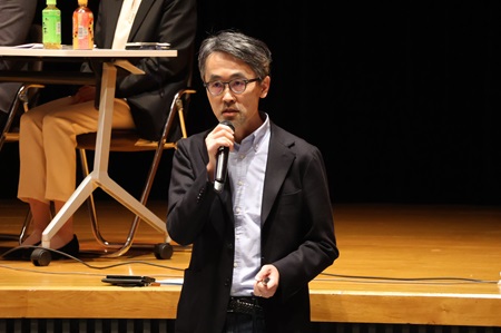 このプログラムを立ち上げたきっかけは「中高生時代に大人の人たちと話しておけばよかった」という自身の後悔から、と語る卒業生の罇五郎さん