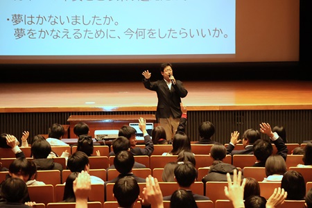 「15年後の自分の姿が想像できる人」「早く大人になりたい人」「勉強が好きな人」など、司会の小西先生から様々な質問が生徒たちに投げかけられました