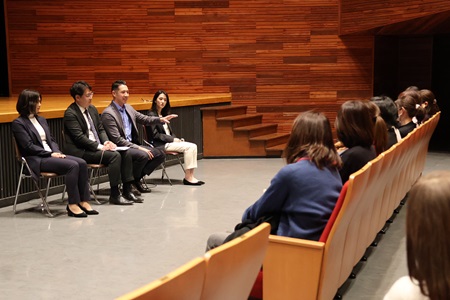 第二部の保護者と卒業生のディスカッション。たくさんの質問が寄せられ、あっという間に時間が過ぎました