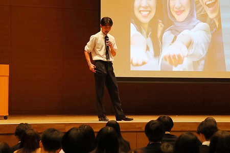 壇上から語りかけ、場を和ませていました