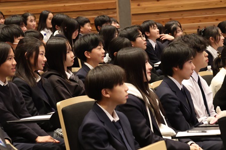 身近な存在の先輩たちの話に集中して耳を傾けていました