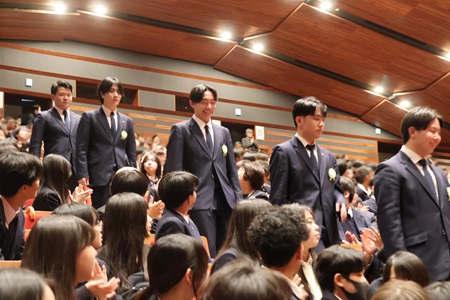 在校生とご家族の拍手の中、卒業生入場
