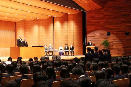 一人ずつ名前を呼ばれ起立する卒業生たち。凛々しい表情で、頼もしく感じられました