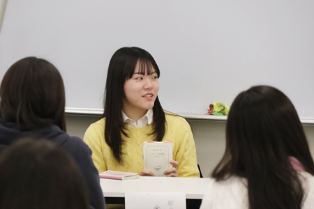 実際に提出した論文や、受験に向けて読んだ本も紹介してくれました