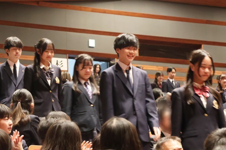 大きな拍手に迎えられ、卒業生が入場