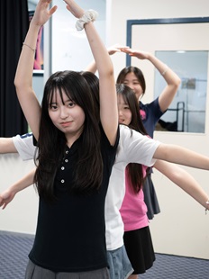 午後の授業は「Drama」という、いわば身体表現の授業です。グループに分かれ、与えられたお題を体で表現しています。何を表現しているか、写真からわかるでしょうか？