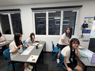 実際にオーストラリアのお菓子を食べながら学ぶ（食文化比較の授業）