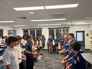 名刺交換ペアワークの最中（日本語クラスの授業）