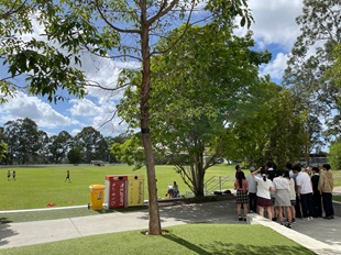 キャンパスツアー中の一コマ。教室も各種施設もたくさんあり、迷子になりそうです