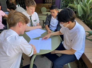 日本語の授業にて。スピーチ文について、英語でアドバイスします