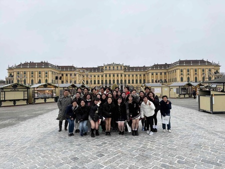 シェーンブルン宮殿　庭園にて