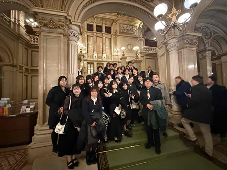 ウィーン国立歌劇場正面階段にて