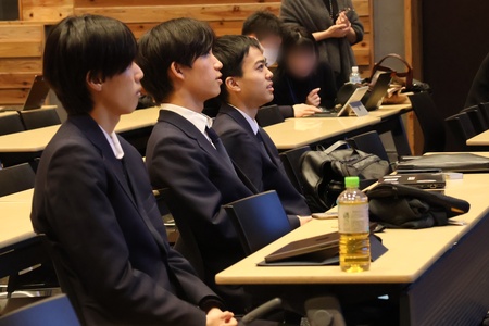 お互いの発表に耳を傾ける高校生たち