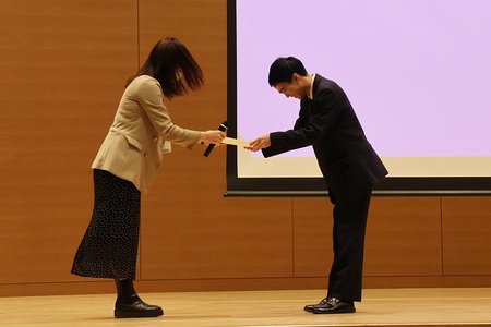 参加者一人一人に参加証が授与されました