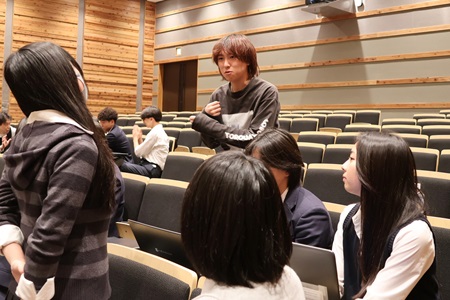 メンターからアドバイスをもらう生徒