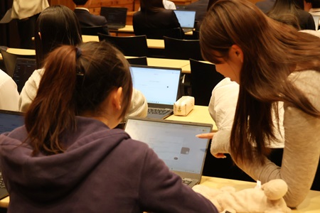 大学生メンターが生徒たちをサポート