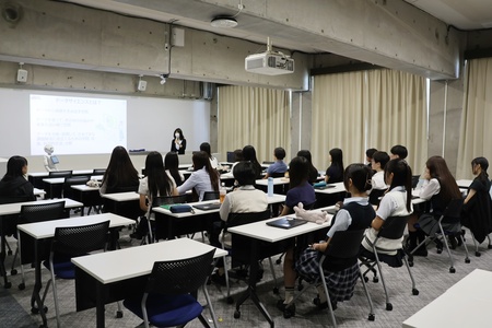 今回のゼミナールは大学の教室「データサイエンススクエア」で実施