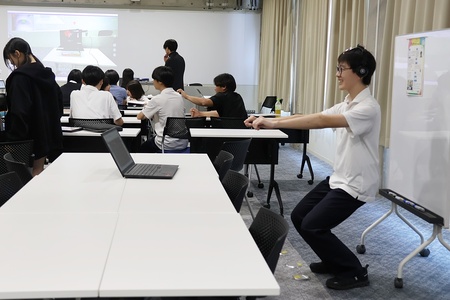 立位バランス測定では、頭頂部につけたセンサーで姿勢バランス力や下肢筋力を測定