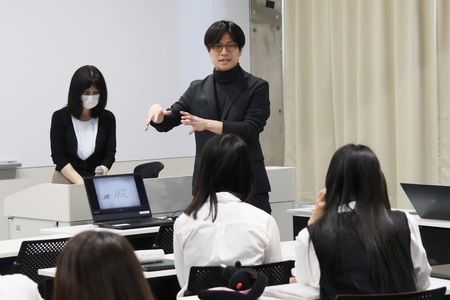 「アイトラッカー」を使用したデータ測定について説明する河合先生