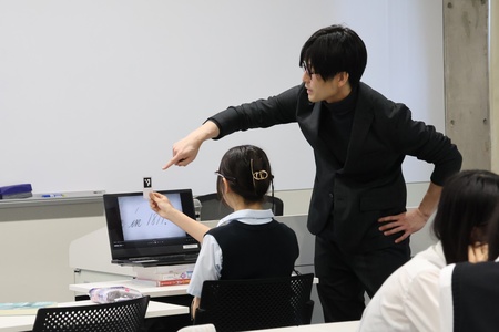 機器をメガネのように装着し、調整をして測定スタート
