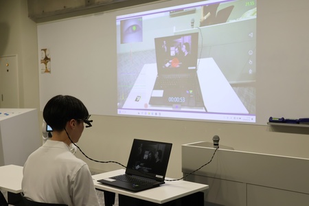 視線の先が、画面に赤いマークで表示されます