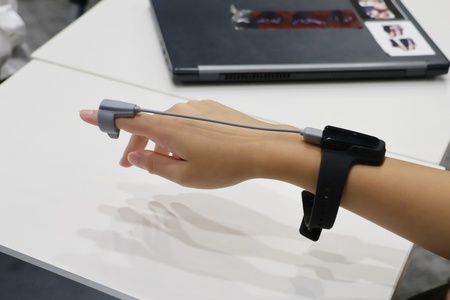 指先に装着することで体内の酸素飽和度が測れる機器も体験しました