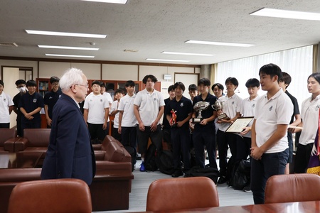 全国大会出場を報告するキャプテンの澤田さん
