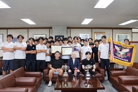 学園長への報告に訪れた総勢30名の部員と教員 （残念ながら1年生は授業の都合で参加できませんでした）
