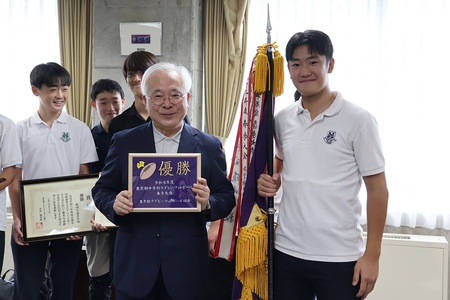 都大会優勝旗と優勝盾を手に記念撮影