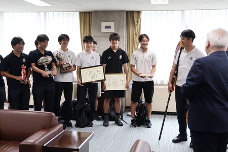 輝かしい戦績を報告する生徒たち