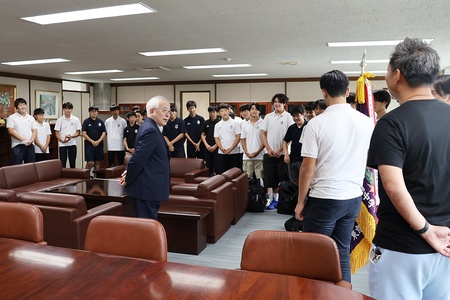 部員一人ひとりと言葉を交わす戸部学園長