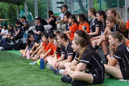 男子チームの試合を観戦する女子選手たち