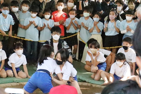 大歓声の中、相撲大会