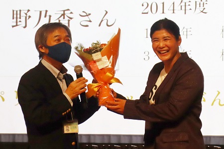 元担任の島田功先生から花束贈呈