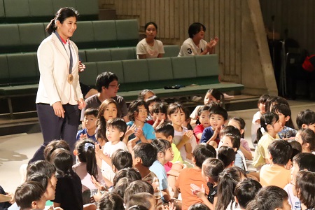 大きな拍手で尾﨑さんをお迎え