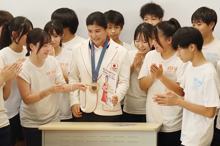 「テレビで試合を見て応援してました！」 短い時間でしたが、生徒たちと交流の時間を過ごしました