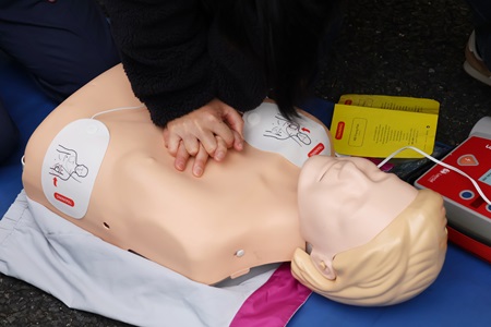 胸骨圧迫の仕方も体験しながら学んでいただきました