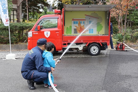 模擬消火栓による放水訓練。 小さなお子様も参加してくれました