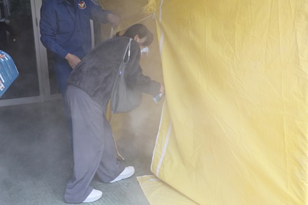 煙中避難体験では、煙が充満した部屋を想定したテントから無事に脱出する訓練を体験