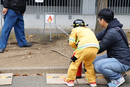 火をめがけて消火器の水を噴射！水消火器体験