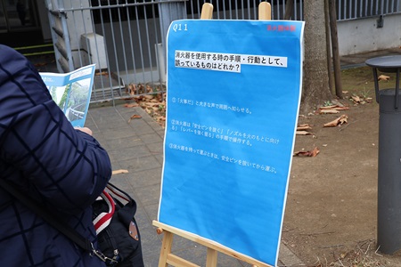 クイズラリーの看板は学園内2か所に設置。 足を止めてクイズを解く参加者