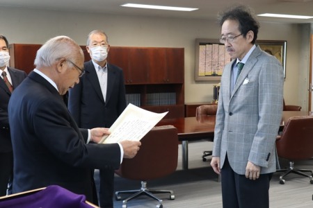 桜花の図寄贈の画家・柳沢正人氏に感謝状贈呈   成城学園