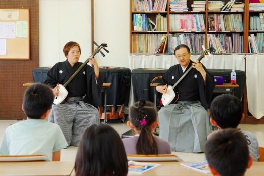 プロの津軽三味線演奏家の方が鳴らす音にみんな興味津々♪