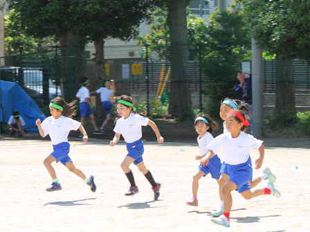 1年生は入学して初めての運動会。思いきってかけぬけます。上級生からも大きな声援が！