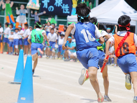 最後は3～6年の選抜リレー。学年を超えてバトンをつなぎ、勝利をめざします