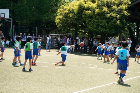 クラス替えをしたばかりの3年生は、学年合同スポーツ大会。クラス対抗戦で一致団結。