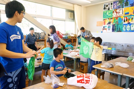 ハンカチとTシャツの絞り染め。「見てみてー！キレイに染まったよー！」