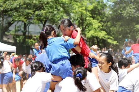 5，6年生女子の騎馬戦。本気で騎馬をつぶしにかかる！！