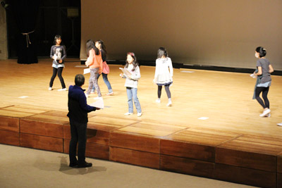 3月上旬の劇の会本番に向けて、講堂で劇の練習